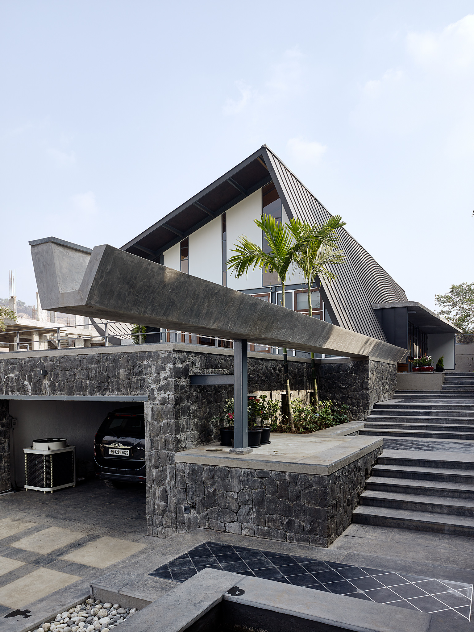 Opolis Architects, roof-house in Khandala